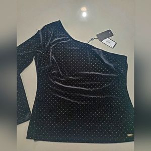 ARMANI Superbe haut en velours et ornements dorés.